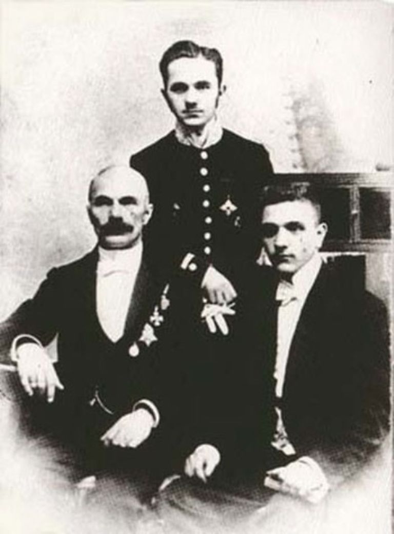 Карлис Булла с сыновьями