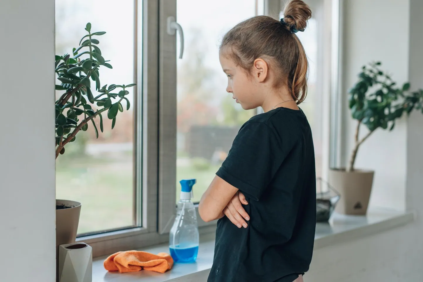 Vanemates tekib abitustunne, kui kunagisest innukast põnnist saab blaseerunud laps, kes heal juhul mõne oma soki põrandalt kokku korjab ja vanematele keskmist näppu näitab.