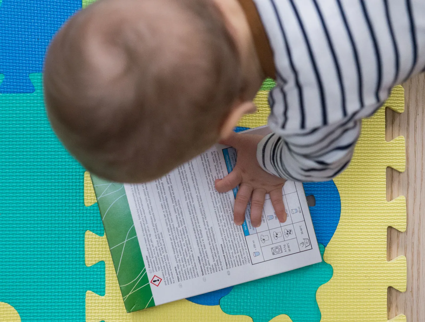 Arstid panevad lapsevanematele südamele, et nad hoiaksid kodukeemia lastele kättesaamatus kohas ning arvestaks, et lapsed võivad igal hetkel endale midagi ohtlikku suhu toppida. Foto on illustratiivne.