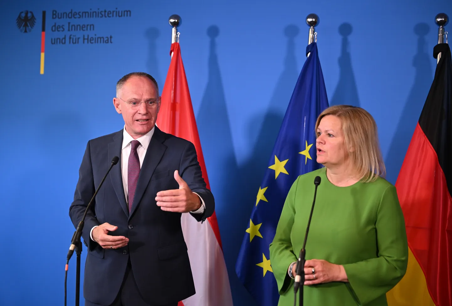 Vācijas iekšlietu ministre Nensija Fēzere un Austrijas iekšlietu ministrs Gerhards Karners