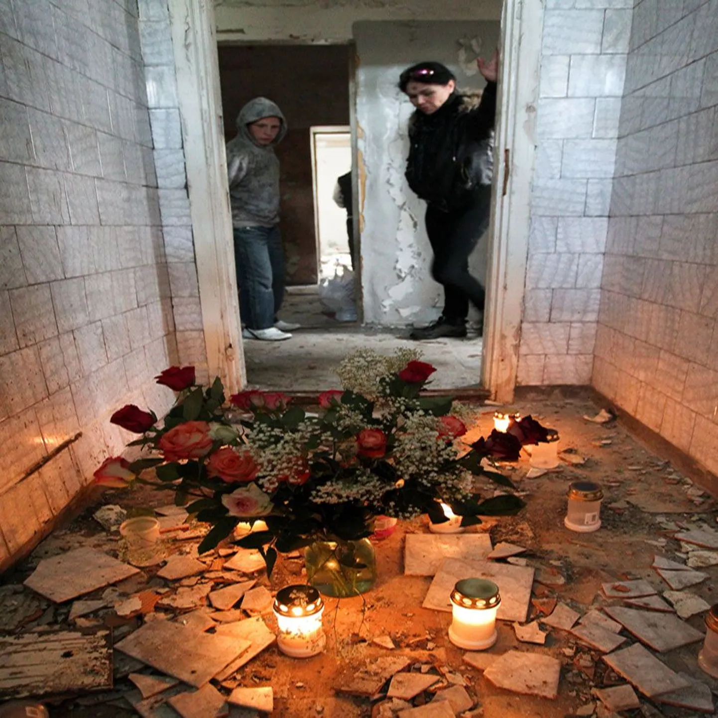 На место убийства в Кохтла-Ярве друзья Эдгара принесли десятки свечей.