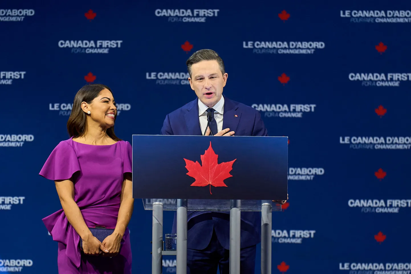Kanada konservatiivide liider Pierre Poilievre koos abikaasa Anaidaga erakonna valimispeol Ottawas.