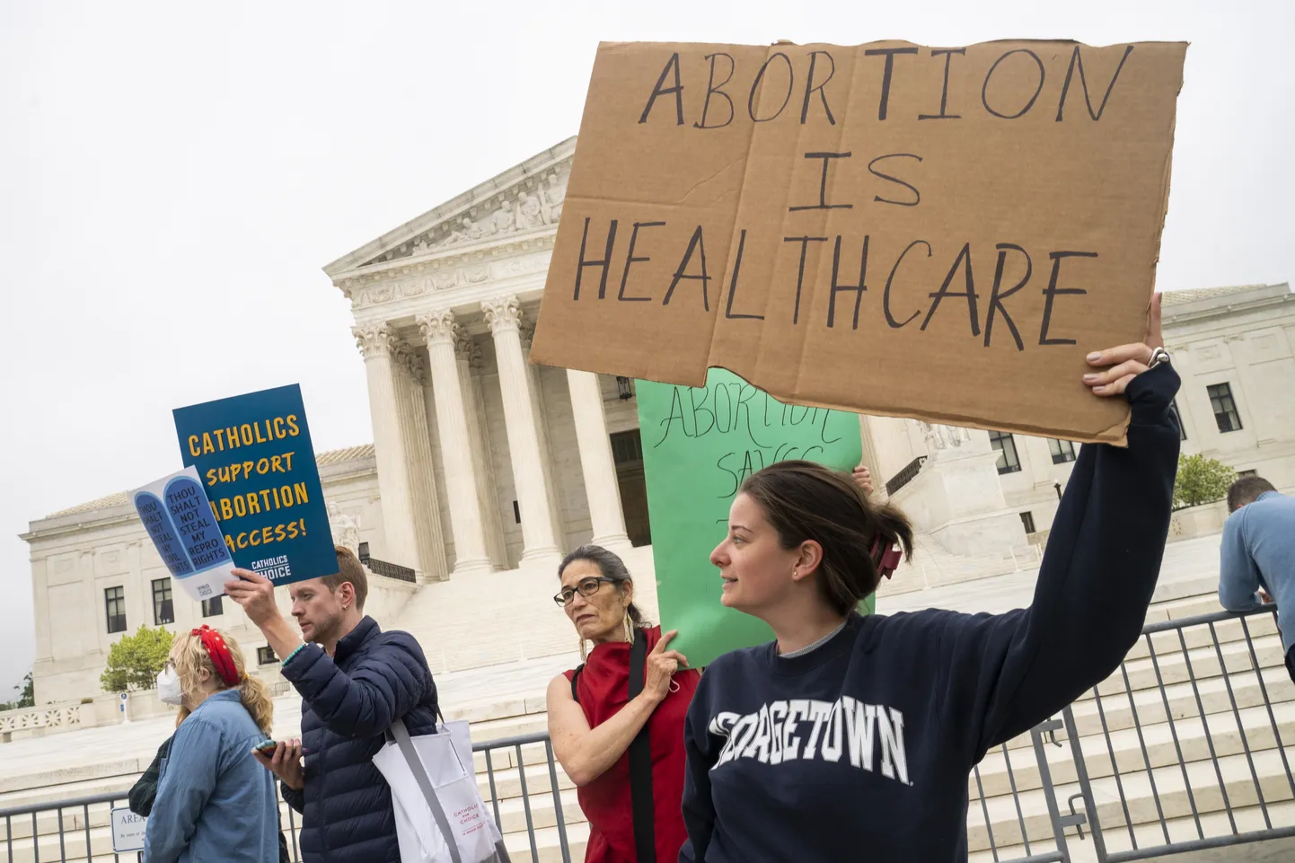 Abortu atbalstītāji pulcējas pie Augstākās tiesas Vašingtonā, ASV.