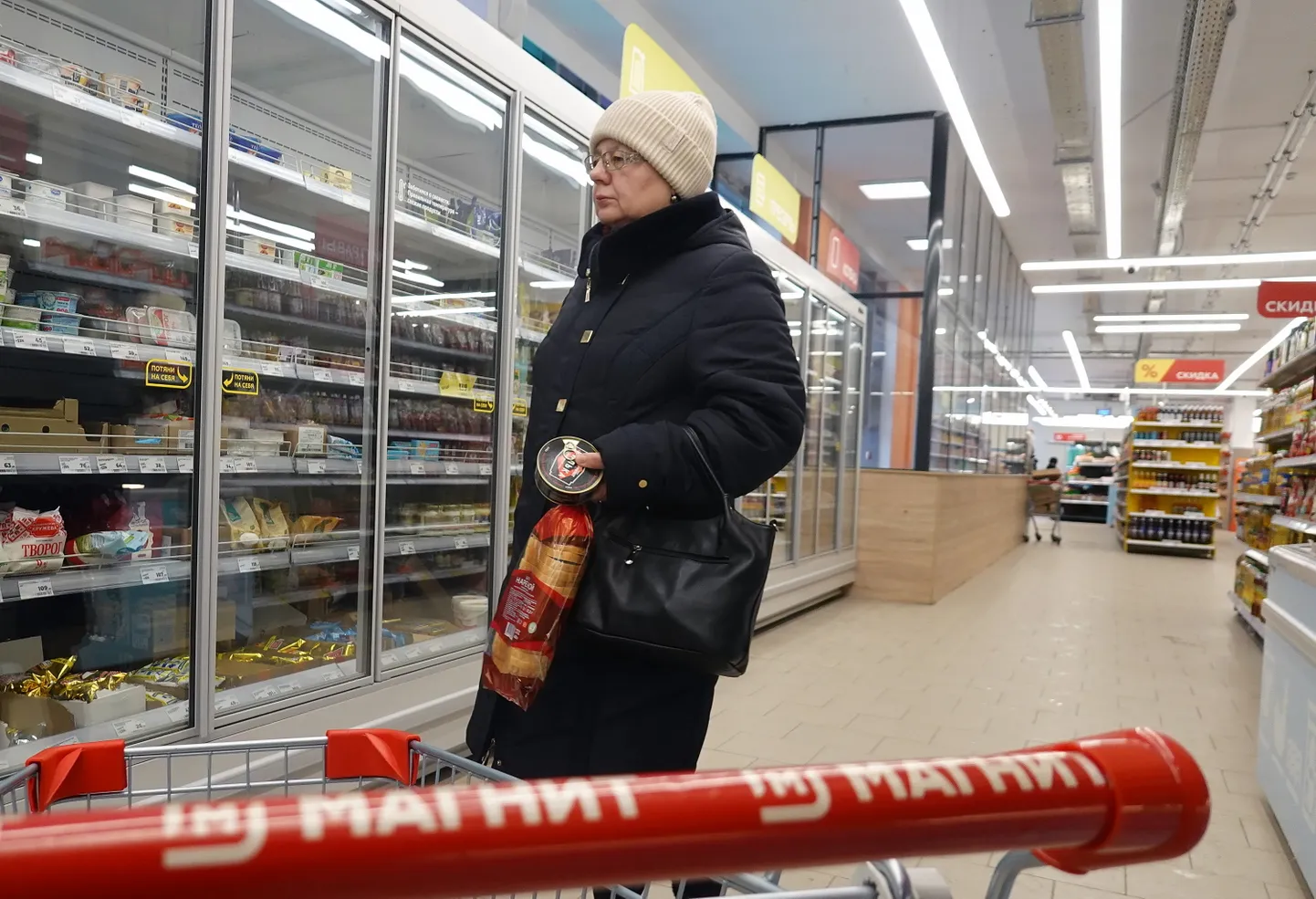 Venemaa kauplustes on toiduainete hinnad kiiresti kerkinud. Kartul on aastaga kallinenud kolm korda, peedi hind 32 protsenti, või hind 35 protsenti, kapsa hind 42 protsenti ja sibula hind 46 protsenti. Pildil ostja jaeketi Magnit kaupluses Moskvas.