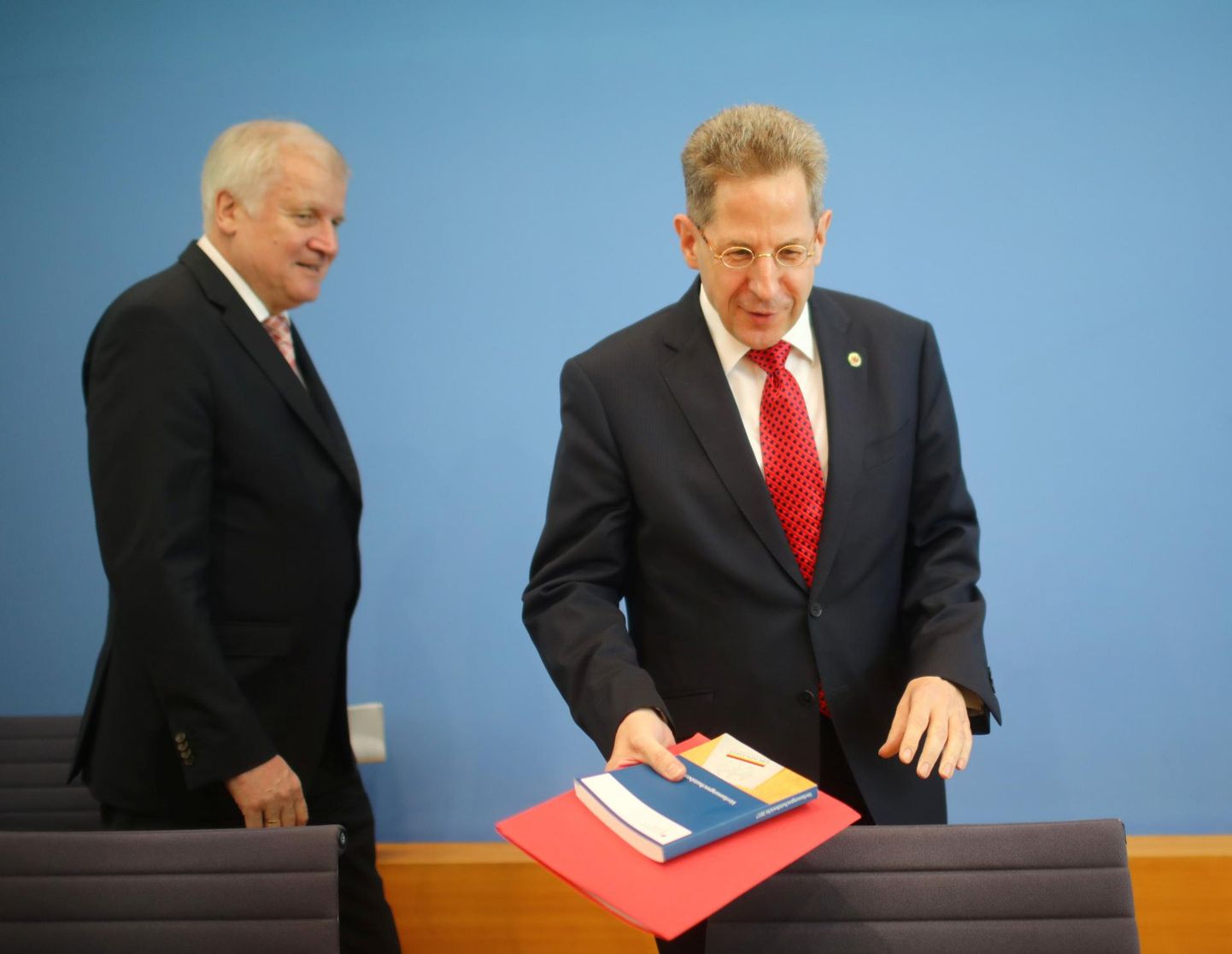Saksamaa siseminister Horst Seehofer (vasakul) püsib esialgu veel vastuluureameti (BfV) juhi Hans-Georg Maasseni selja taga.