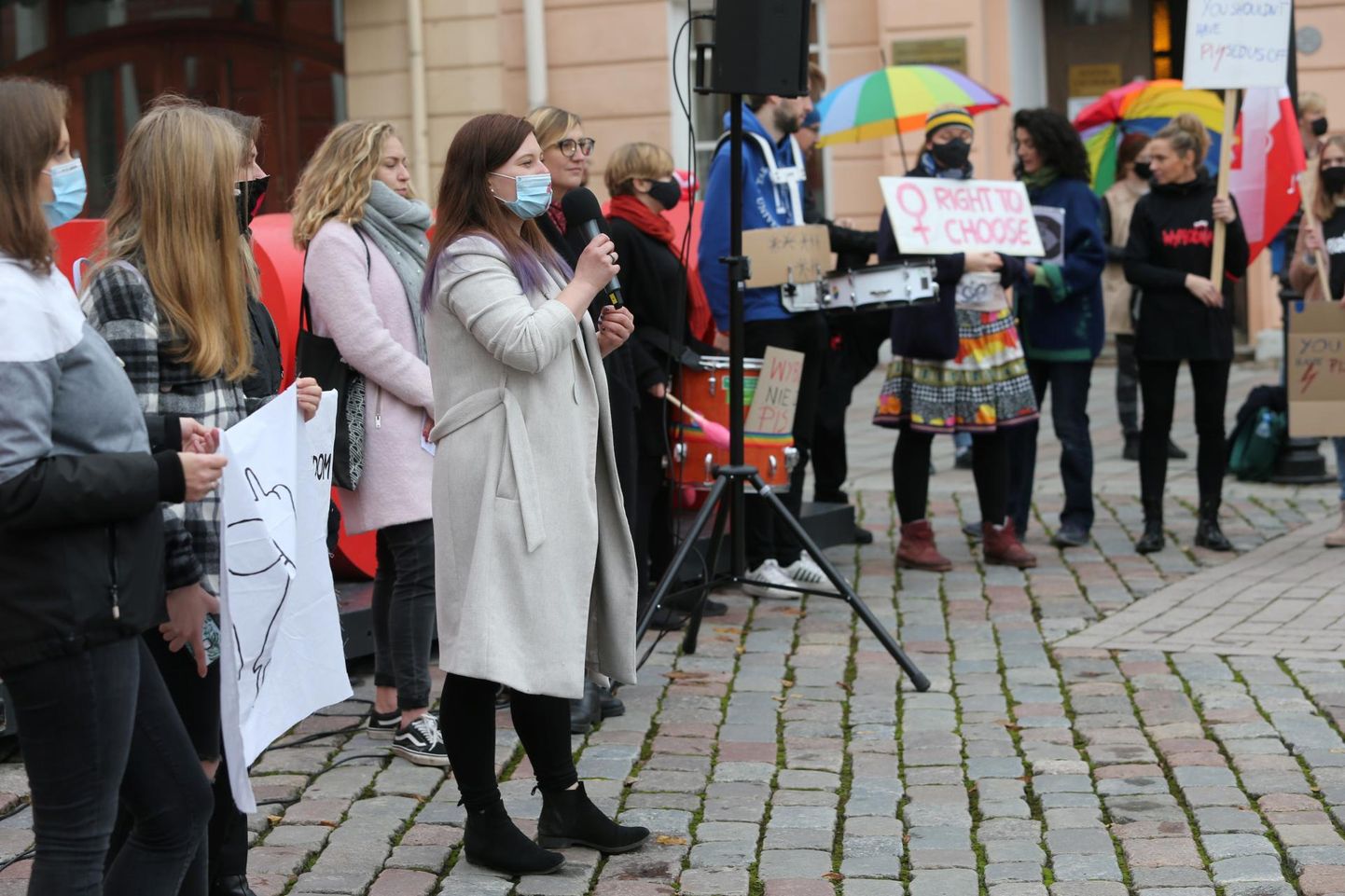 Poolatar Joanna Dagmara Doboszi algatusel kogunes Tartu Raekoja platsile poola naiste toetuseks hulk meeleavaldajaid.