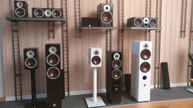 Audiofiili märg unenägu: kõlareid iga kõrva jaoks. Ilmselt kipuvad maakohas asuvasse tehasesse talvel põldudelt hiired. Tooteesitlusruumi hiirelõksu on vorst kaablivitsaga kinni tõmmatud: kohe näha, et insenerid.