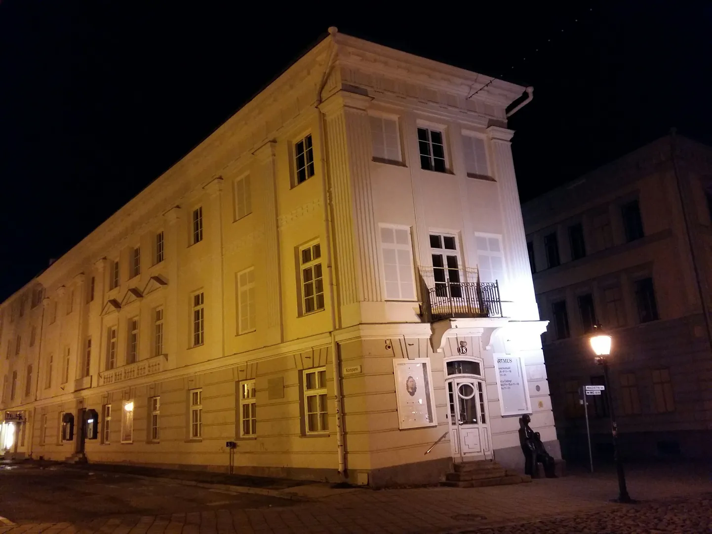 Tartu kunstimuuseumi näitusi on täis raeplatsi viltuse maja kõik kolm korrust.