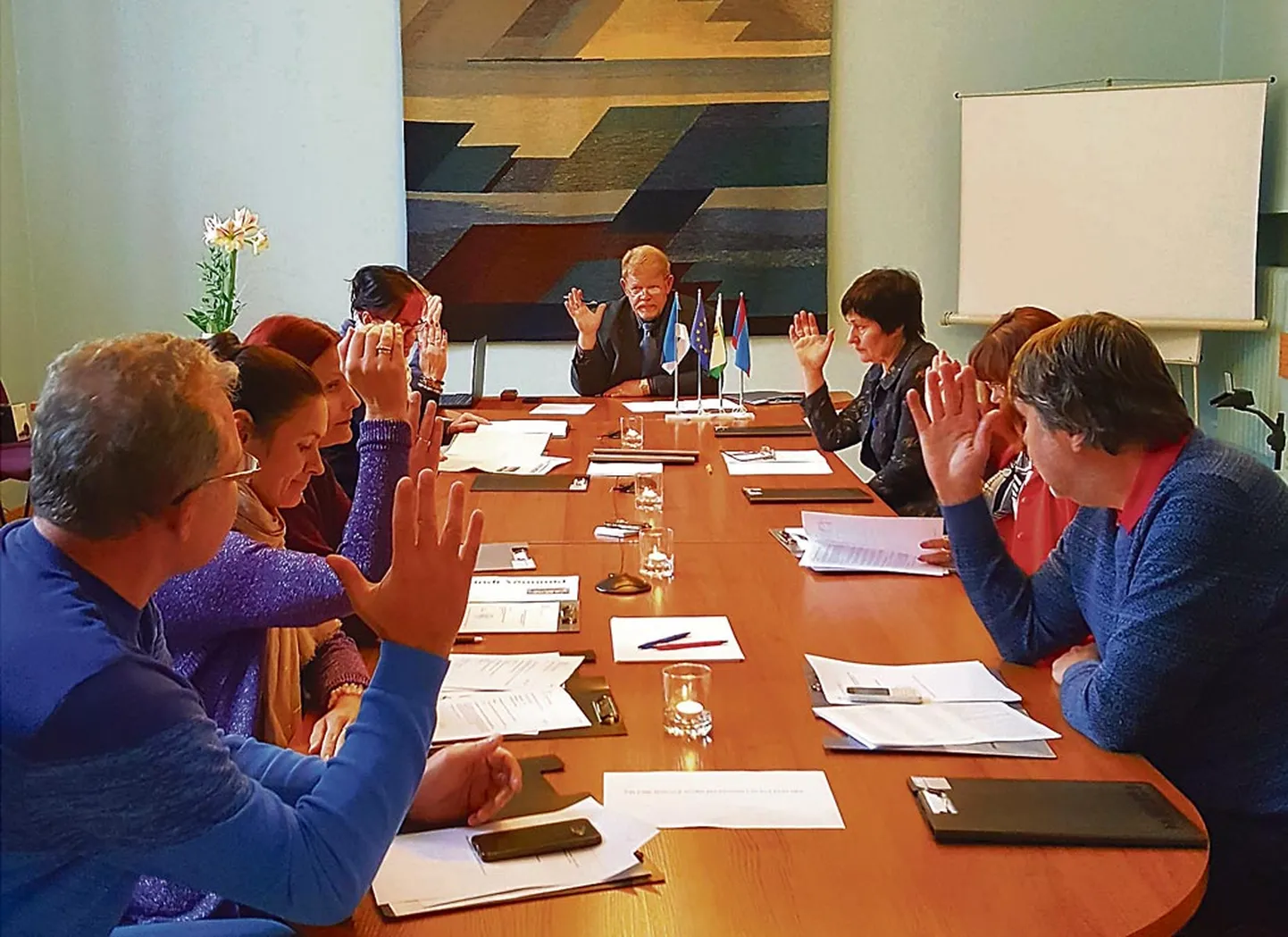 Ajalooline foto Sindi ­linnavolikogu viimasest istun­gist.