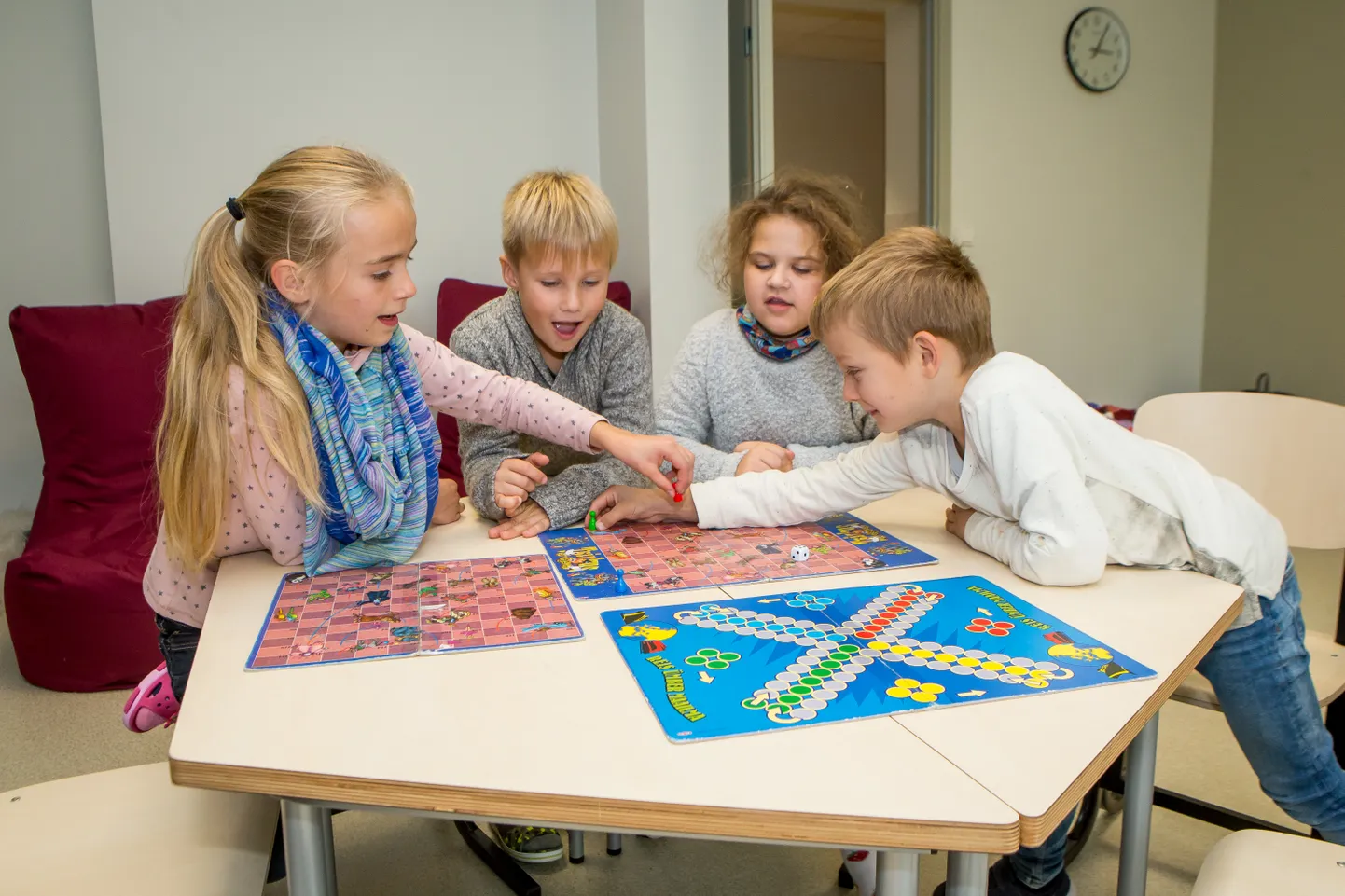 ALGUL EI SAA VEDAMA, PÄRAST EI SAA PIDAMA: Mänguhoo on üles võtnud Lümanda kooli õpilased Karmen Lilles, Reiko Ratas, Kreete Malm ja Matthias Kunder.