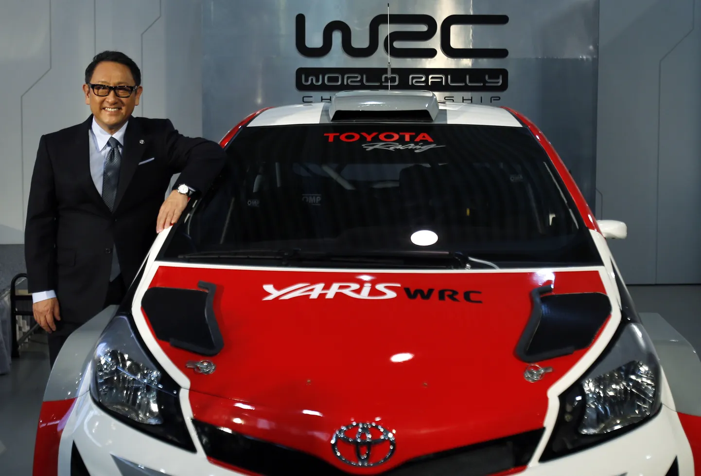 Toyota president Akio Toyoda Yaris WRC kõrval.