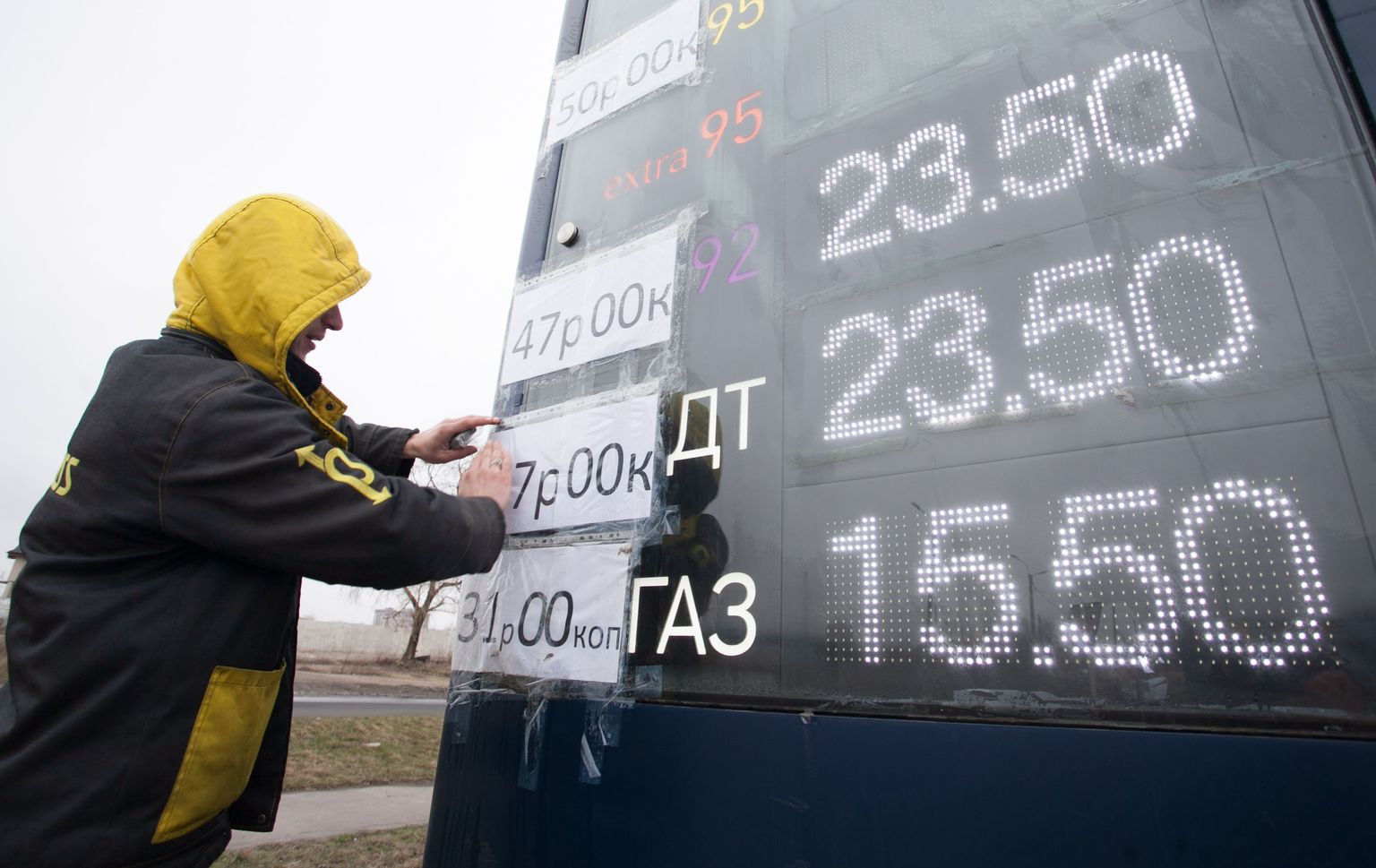 Donetski bensiinijaama töötaja kleebib grivnades hindade kõrvale hindu rublades. Üha rohkem arveldavad separatistide kontrollitavad territooriumid Ida-Ukrainas Vene rublades.