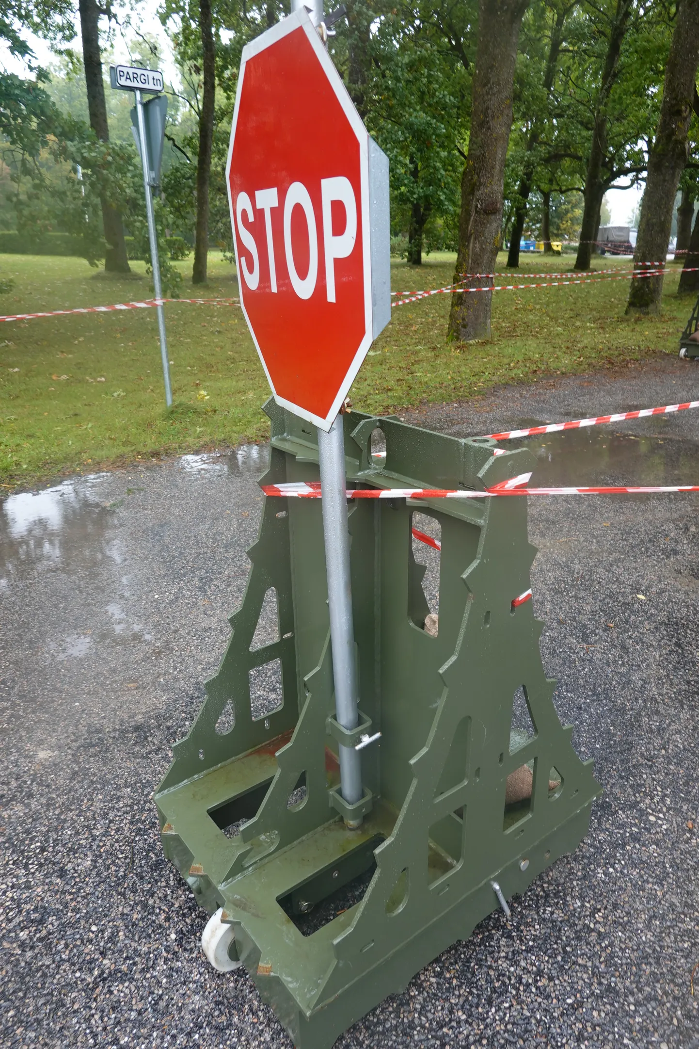 Õppus "Ussisõnad" Järvamaal. Eelmisel aastal kinkis Paide masinatehas Järva malevale mobiilse teetõkkekomplekti. Õppusel “Ussisõnad” leidis see staabialal ka kasutamist.