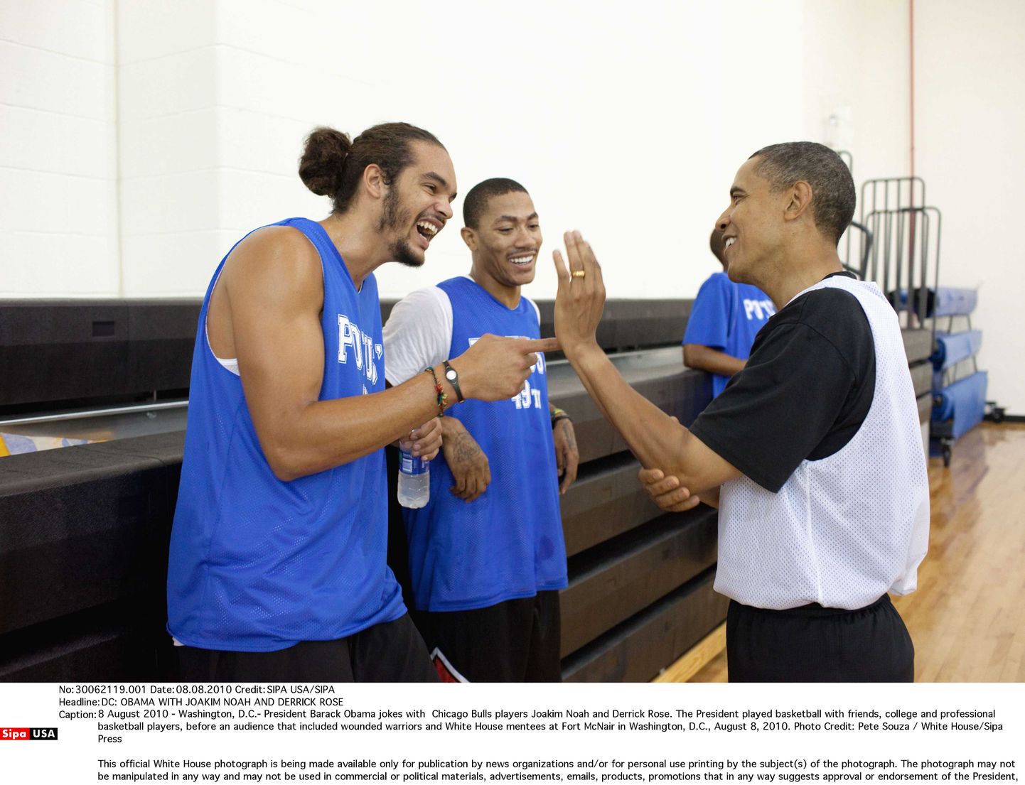 USA president Barack Obama (paremal) Chicago Bullsi mängijate Joakim Noah (vasakul) ja Derrick Rose'iga juttu ajamas.