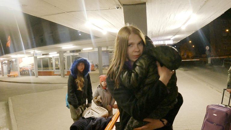 Украинские военные беженцы на Таллиннском автовокзале в надежде получить помощь.