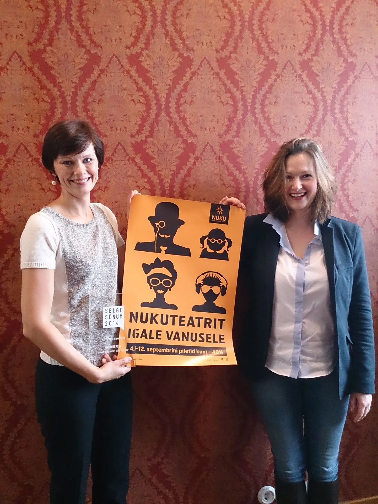 Annika Metsala ja Britt Urbal Keller võidu toonud plakati ja auhinnaga
