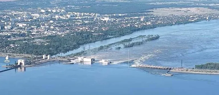 Разрушенная дамба Каховской ГЭС.