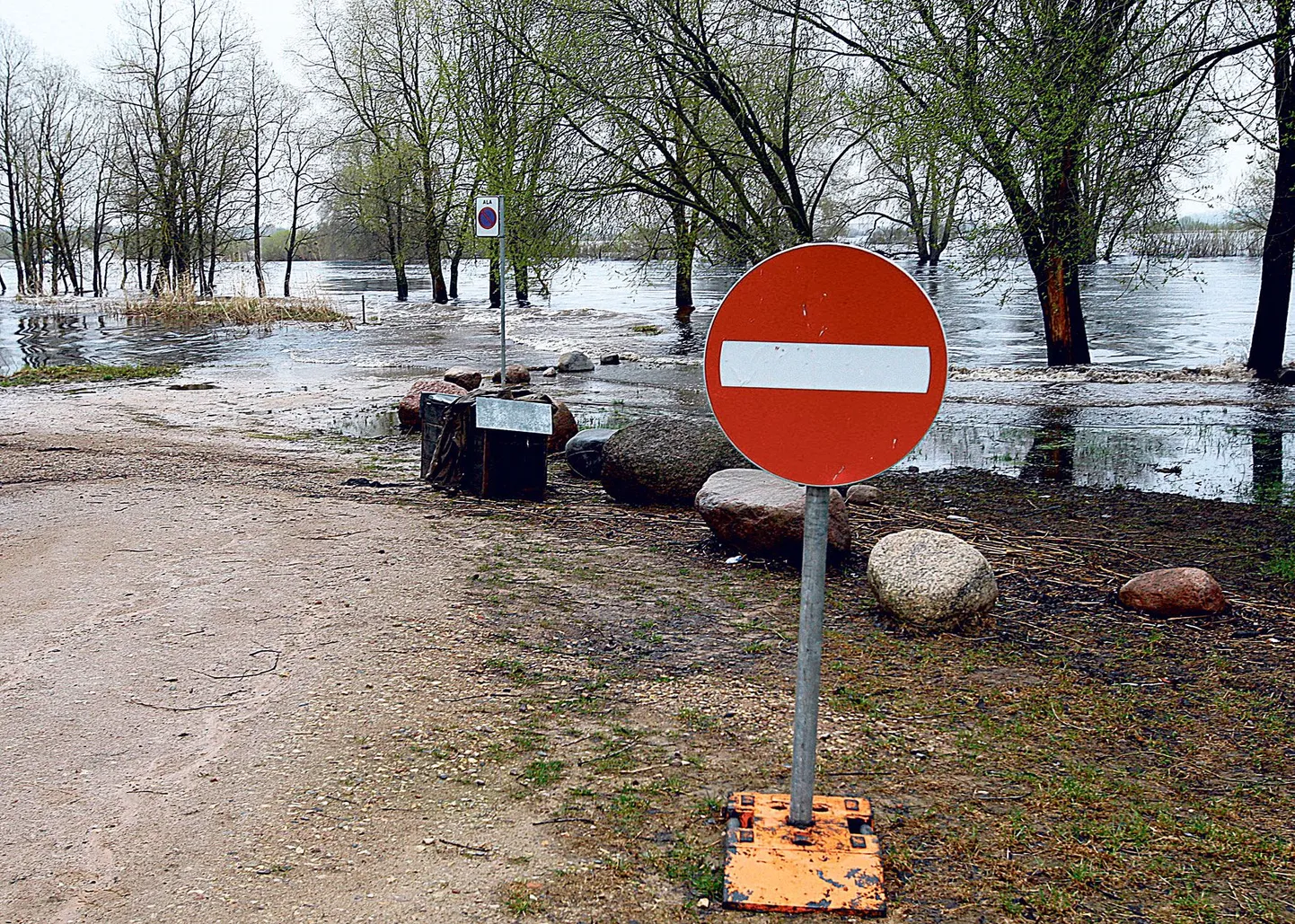 Ehkki vesi on kõrgseisuga võrreldes tublisti taandunud, oli Ranna puiestee Ihastes veel eilegi liikluseks suletud.