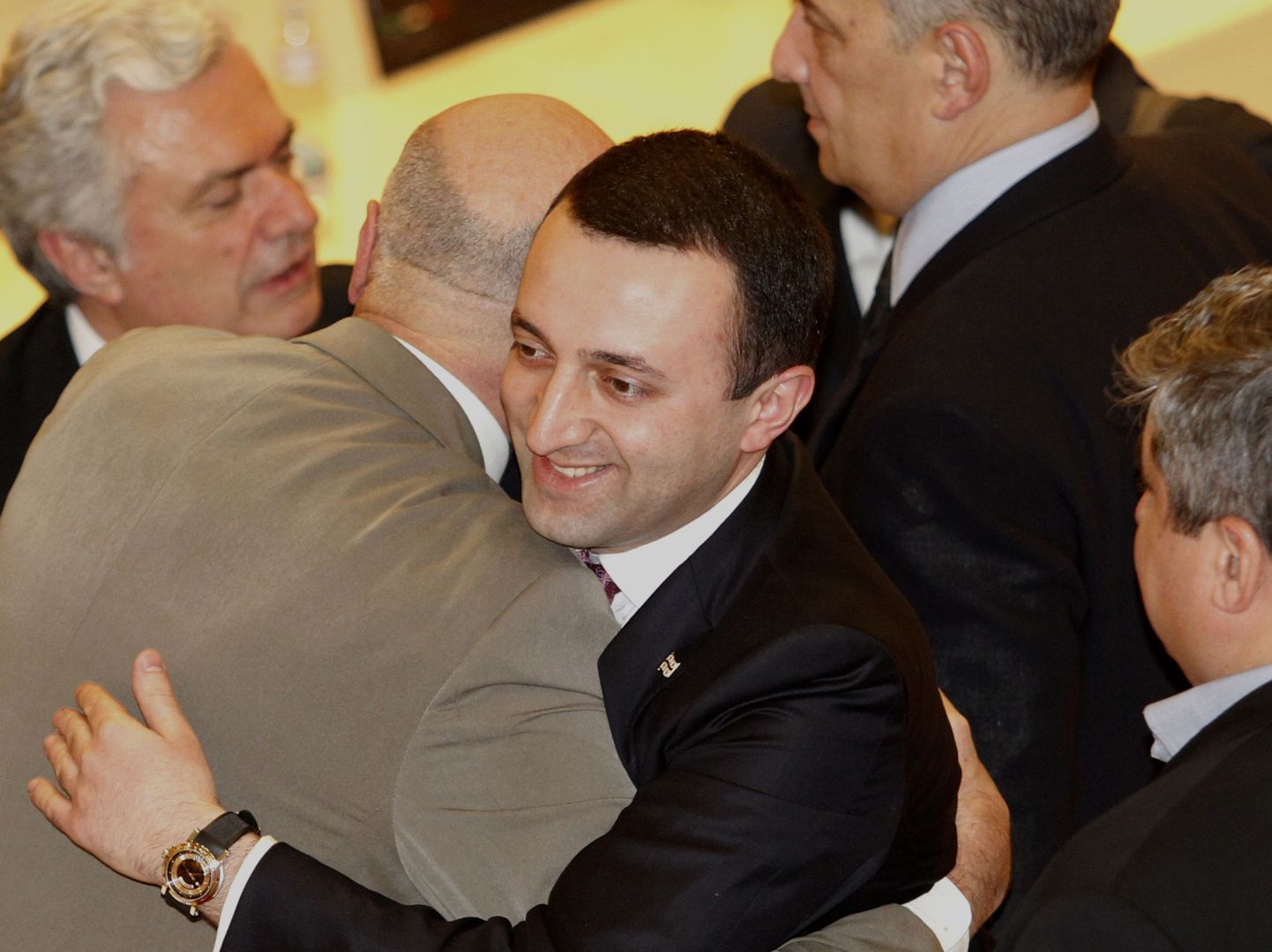 Irakli Garibašvili (keskel) kinnitati eile Gruusia peaministriks.