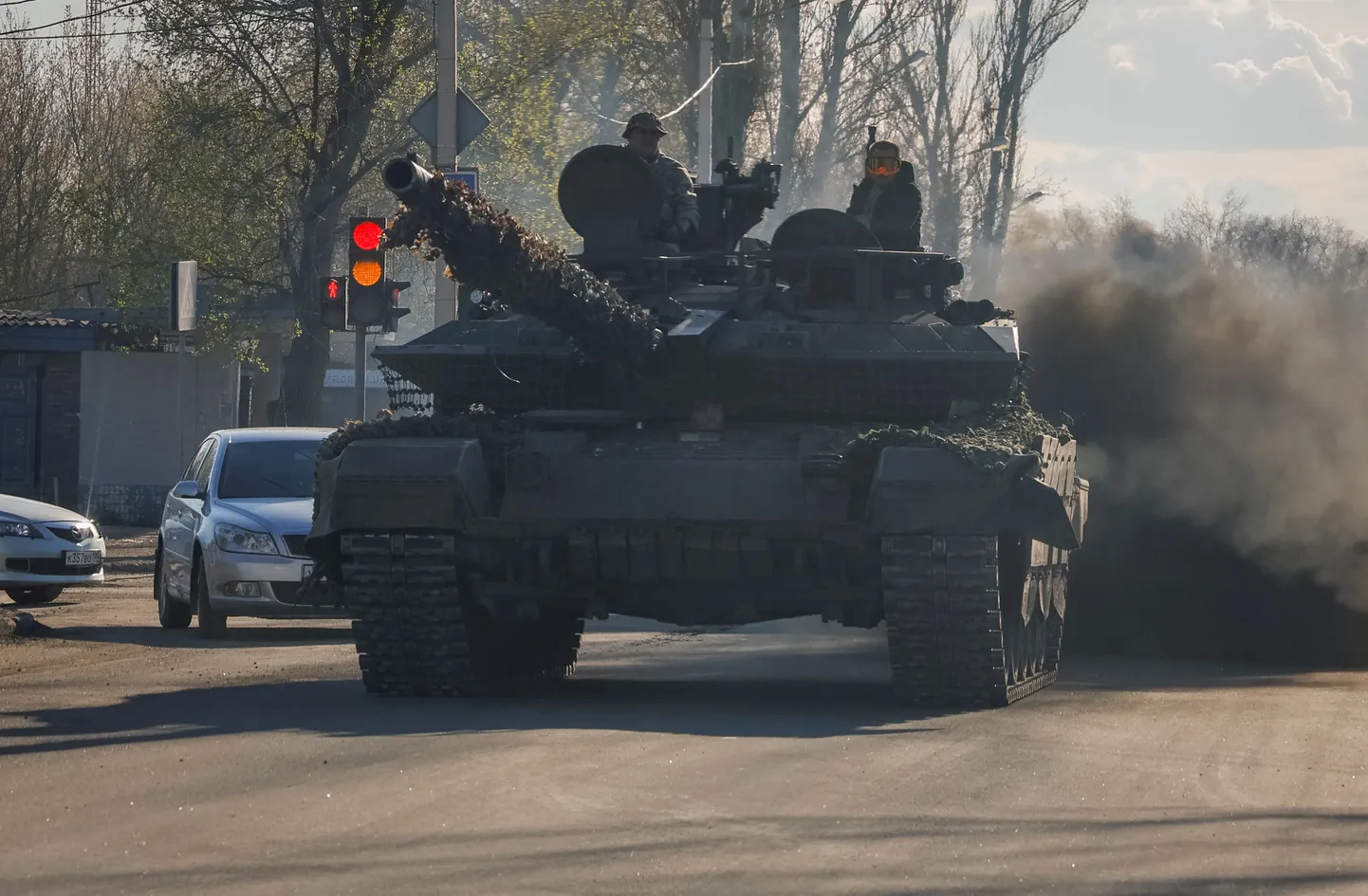 Vene sõjaväelased sõitmas tankiga Donetski tänaval.