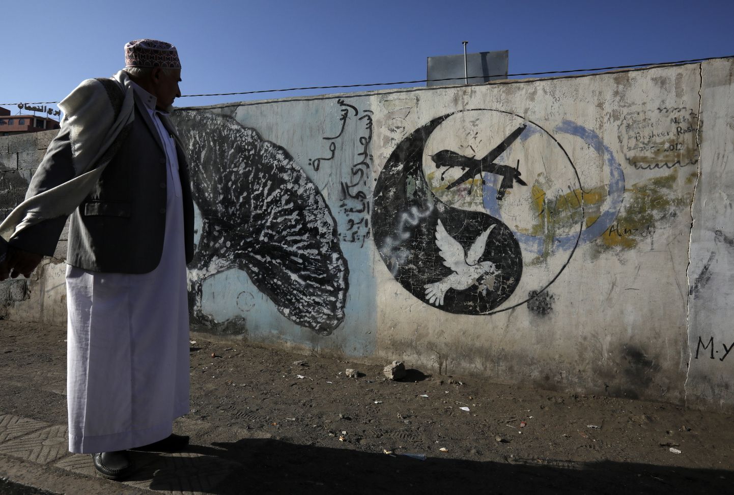 Jeemeni pealinna Sanaa tänaval asuv graffiti, mis kujutab muu hulgas ka USA drooni.