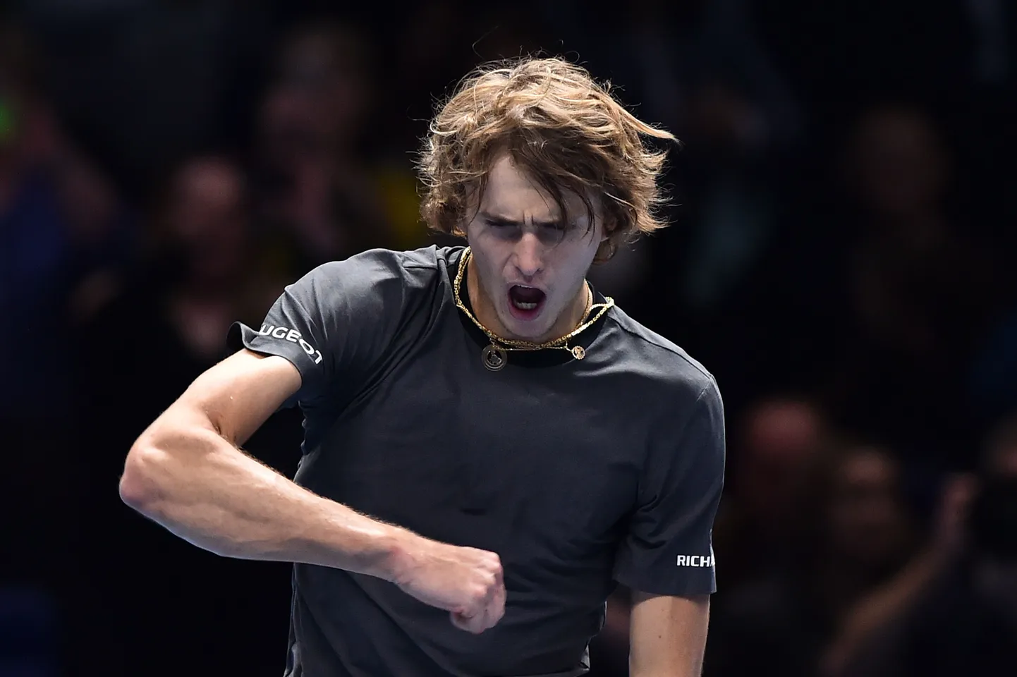 Alexander Zverev võitu ja poolfinaalkohta tähistamas.