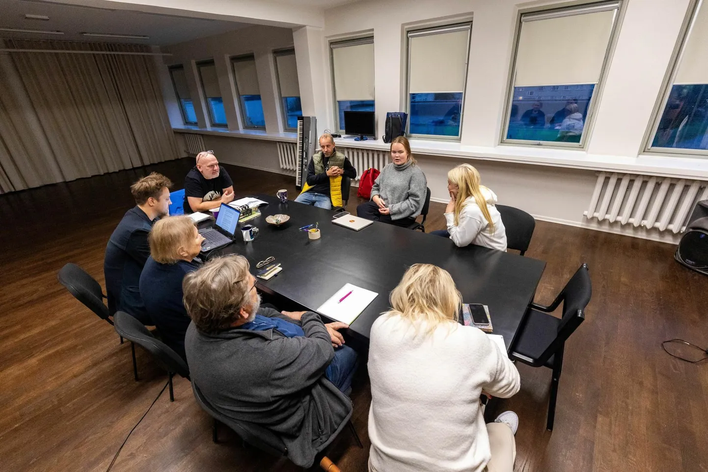 «Eesti kära» loominguline meeskond jõudis arusaamisele, et kui lavastuse väljatoomist on kantseldatud nagu vaeslast ühest kohast teise, siis pole nad valmis tööd jätkama nii, nagu midagi poleks juhtunud.