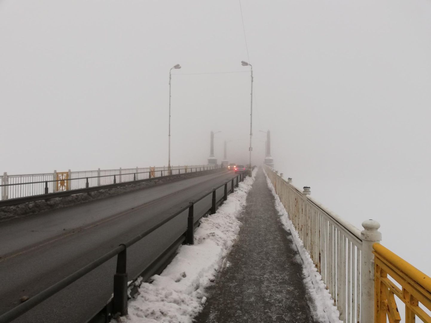 Hommikune udu Pärnu sillal.