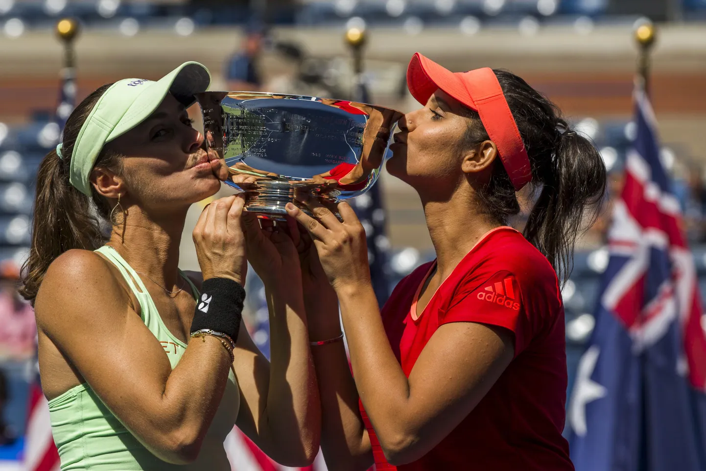 Sania Mirza (paremal) ja Martina Hingis