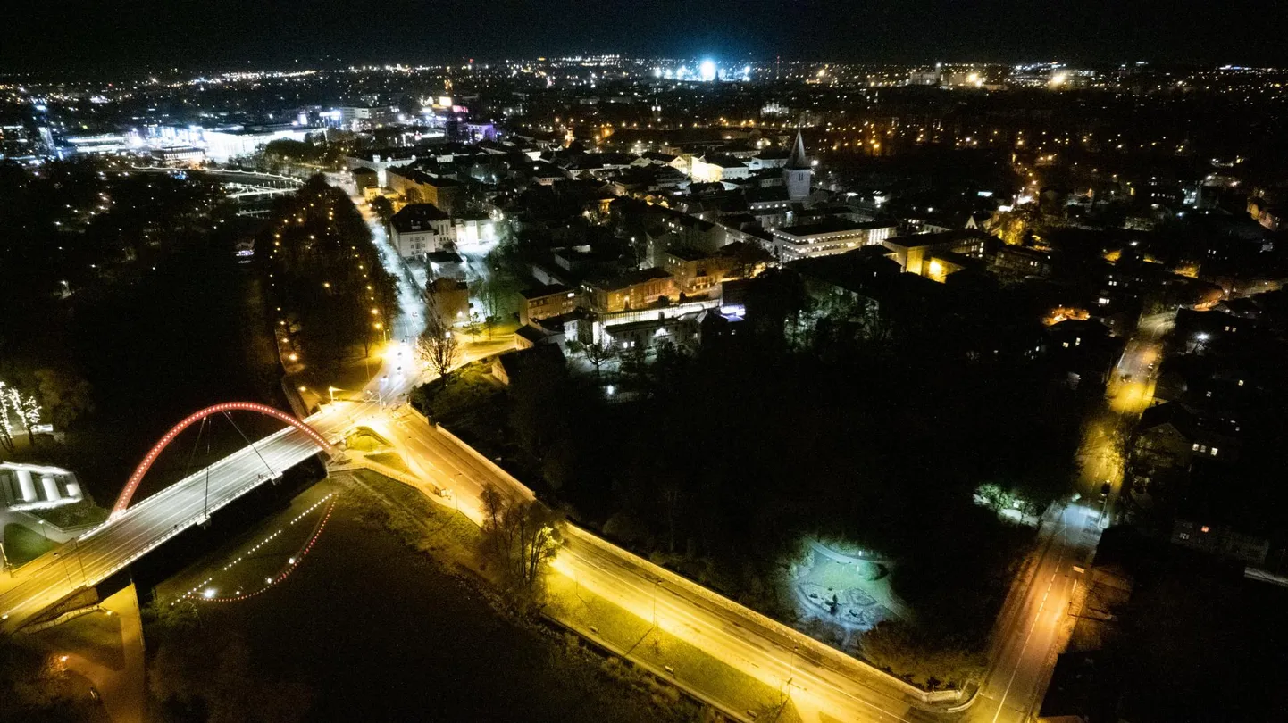 Õhtune Tartu: Vabaduse sild (vasakul) ja botaanikaaed (paremas nurgas).