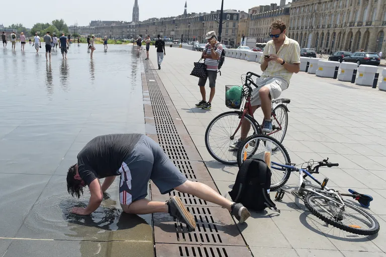 Inimesed Bordeaux linnas kuumale leevendust otsimas.