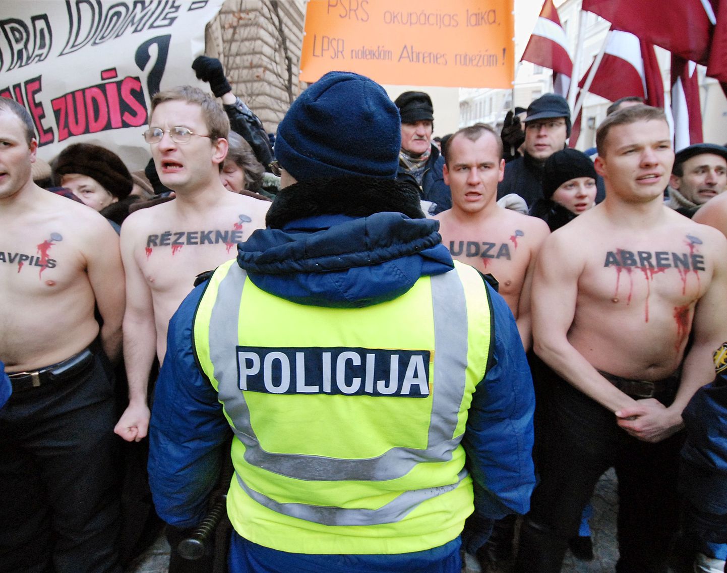 Läti politseinik mõne aasta eest meeleavaldust ohjamas, kus nõuti Venemaa võimu alla jäänud Läti piirkondade tagastamist.