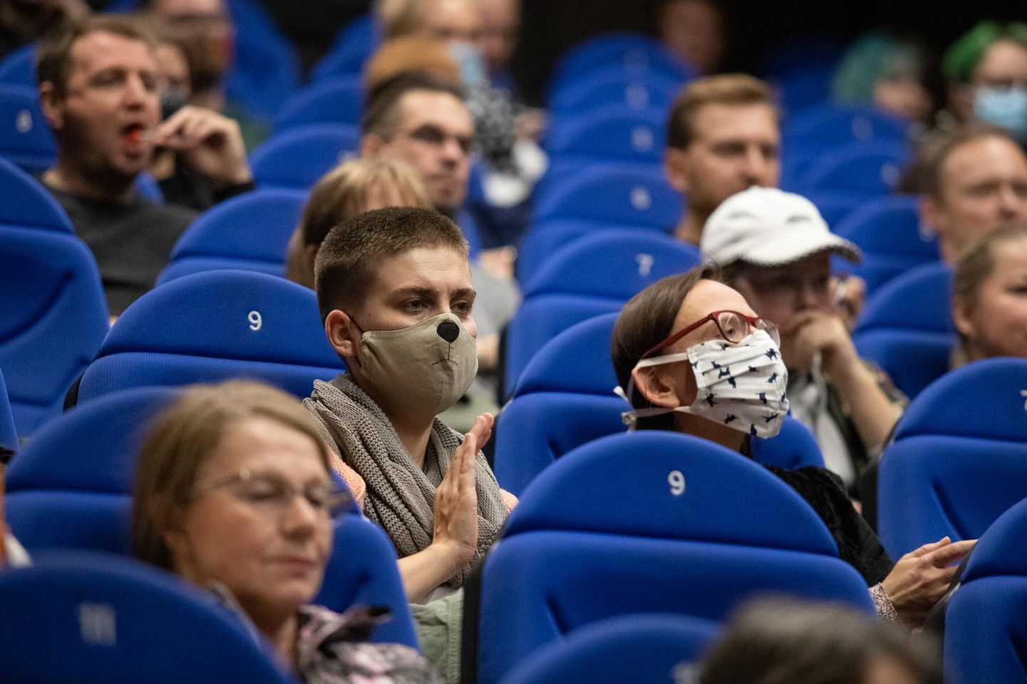 Kino külastamisel tuleb kindlasti arvestada sellega, et mask peab ees olema. 