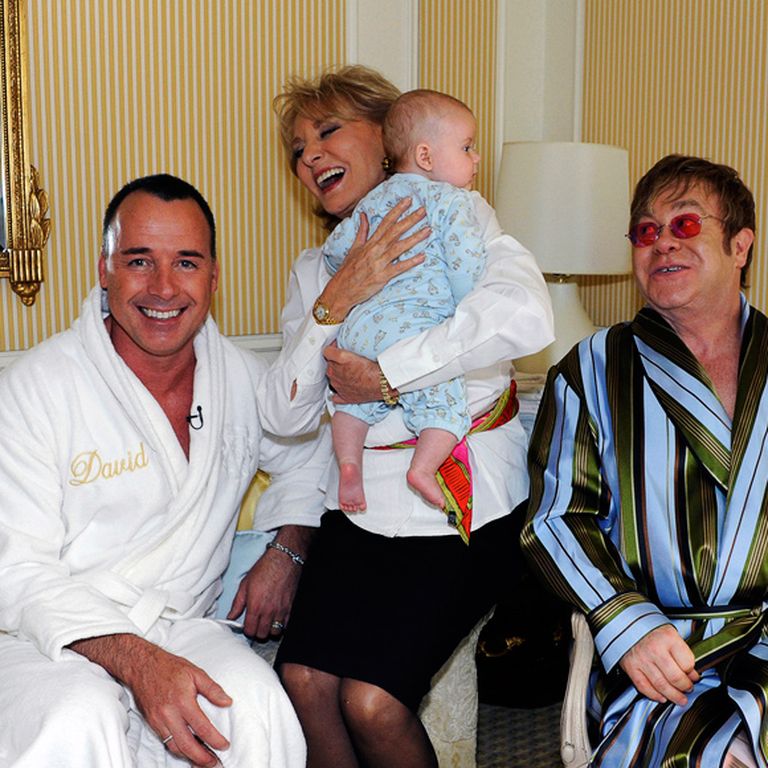 Eltons Džons un Deivids Fērnišs ar pirmo mazuli Zahariju 