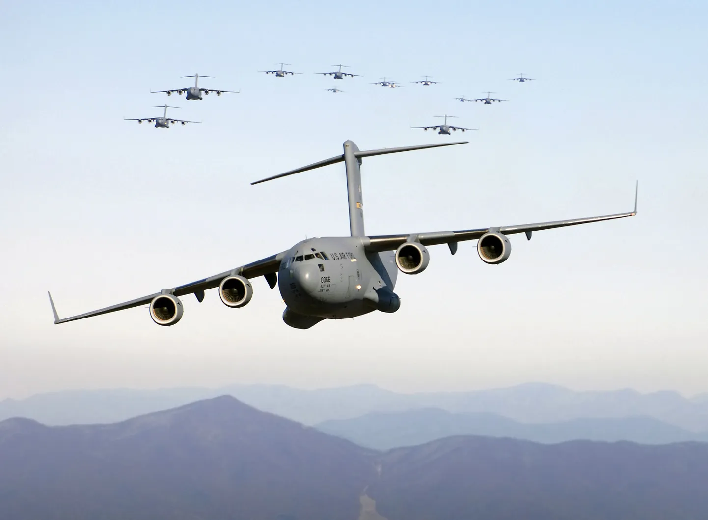 USA õhujõudude C-17 Globemaster III tüüpi transpordilennuk.