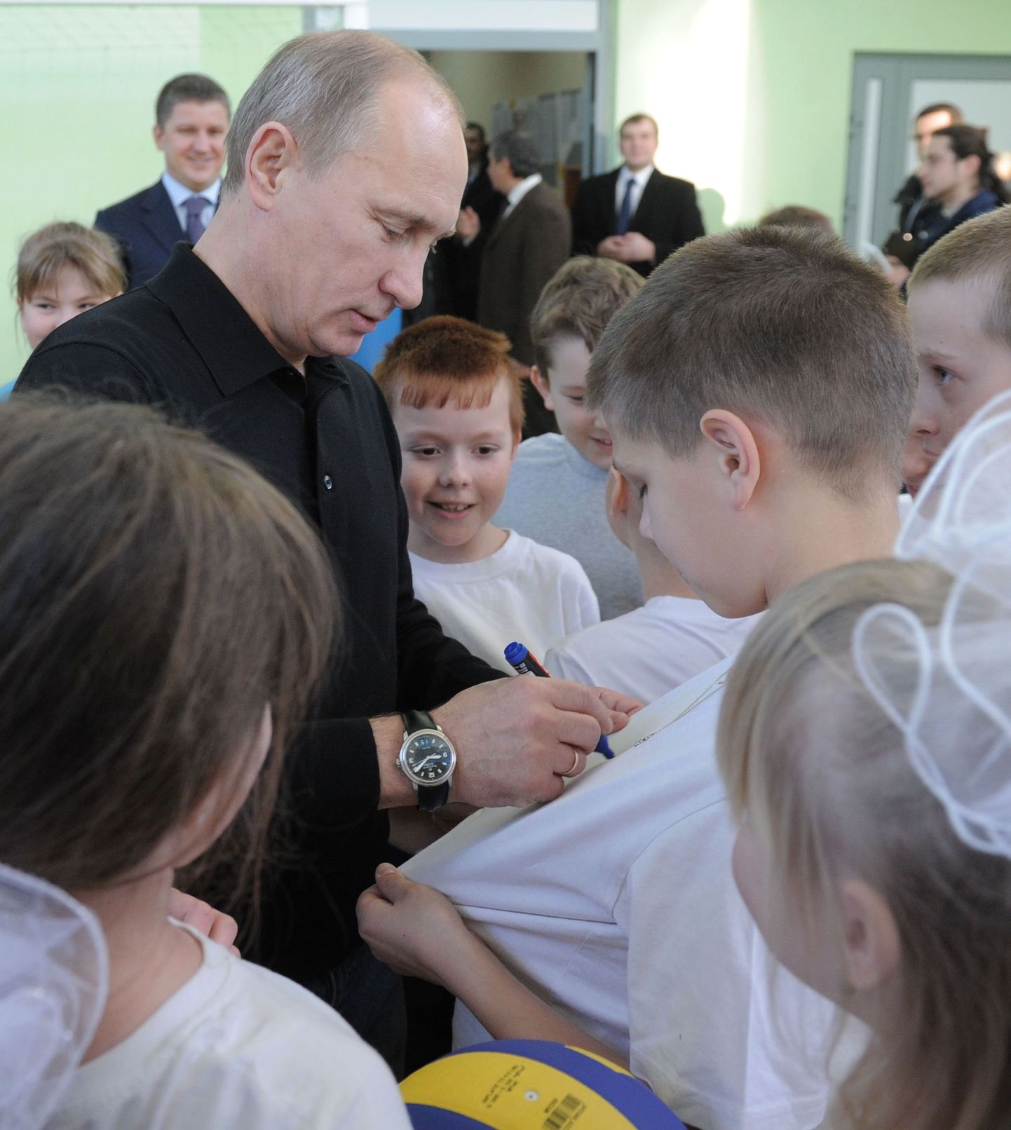 Vladimir Putin Siberis Sajanogorski koolilaste keskel.