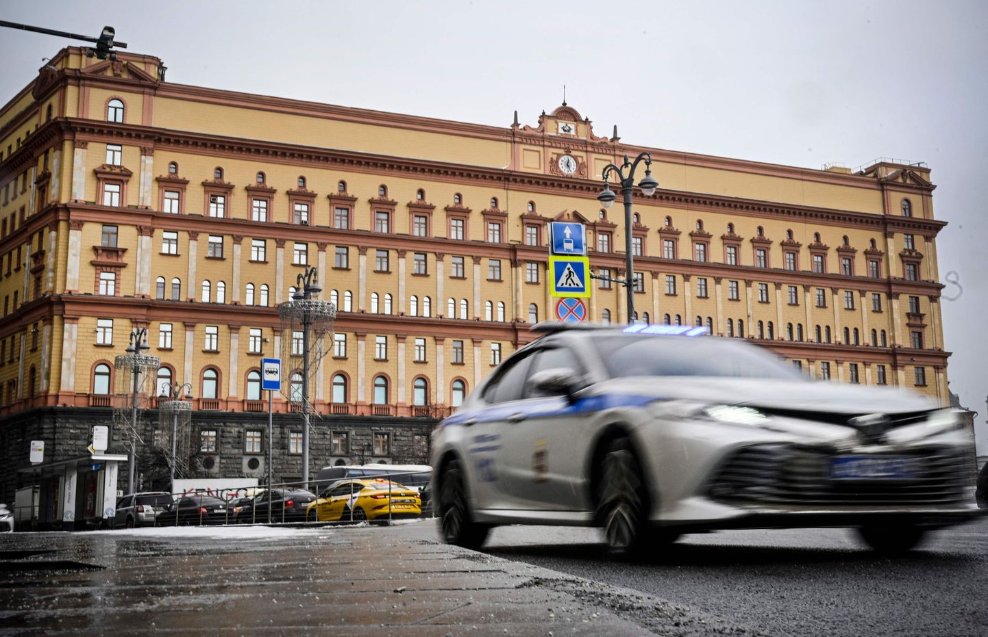 Politseiauto möödumas FSB peakorterist Moskvas Lubjankal, märts 2023.