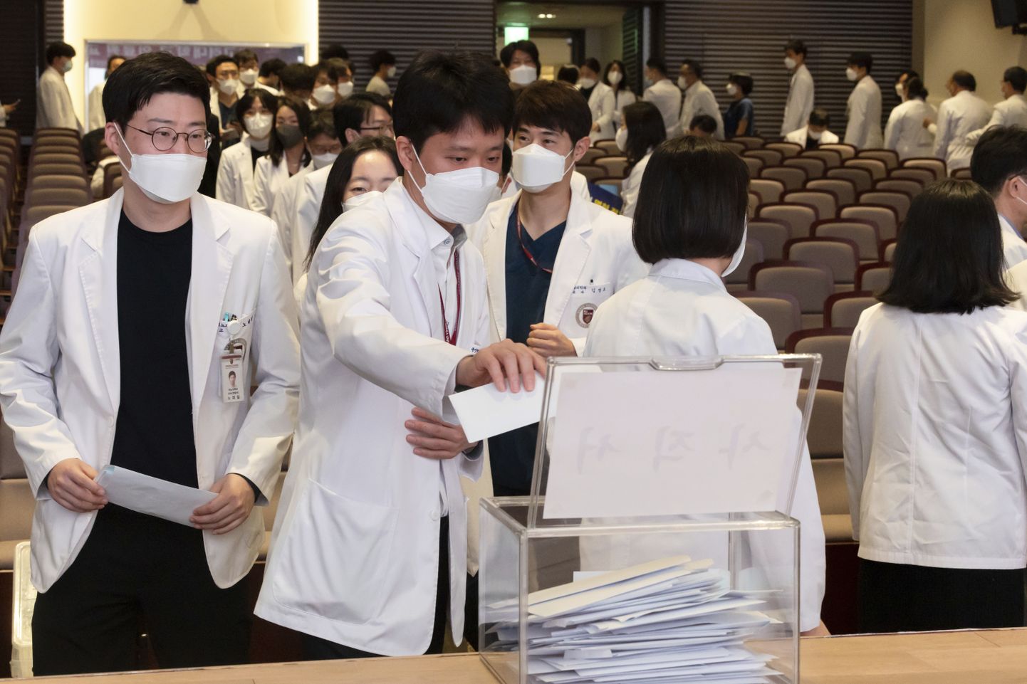 Souli ülikooli meditsiiniprofessorid lahkumisavaldusi esitamas. Avalduste esitamist alustasid ka Lõuna-Korea suuremate haiglate vanemarstid.