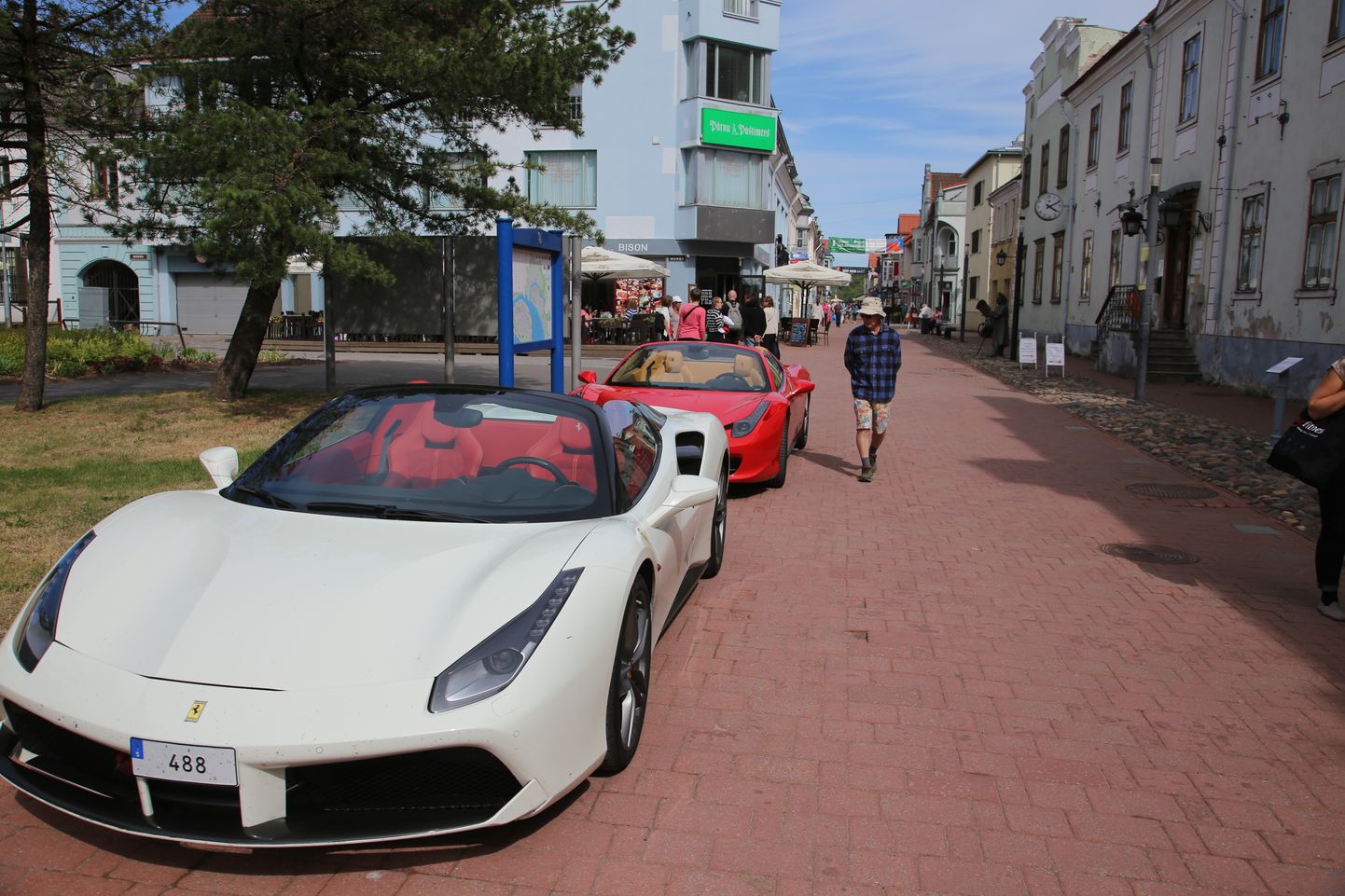 Auto24ringile sõitma tulnud Rootsi härrad otsustasid Ferrarid parkida Rüütli tänavale.