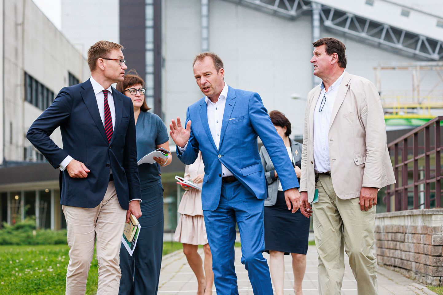 Министр охраны здоровья и труда Пеэп Петерсон (слева) встретился на Эстонской электростанции с председателем правления "Eesti Energia" Хандо Суттером, членом правления "Enefit Power" Андресом Вайнола и руководителями профсоюзов.