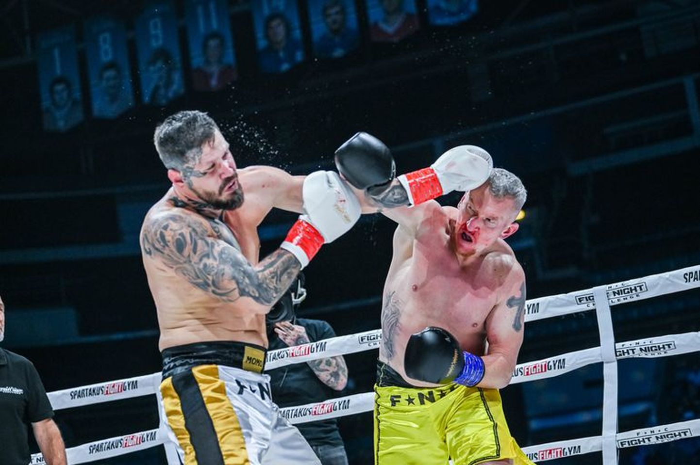 Легендарный нападающий рижского "Динамо" Марцел Госса (справа) дебютировал в профессиональном боксе