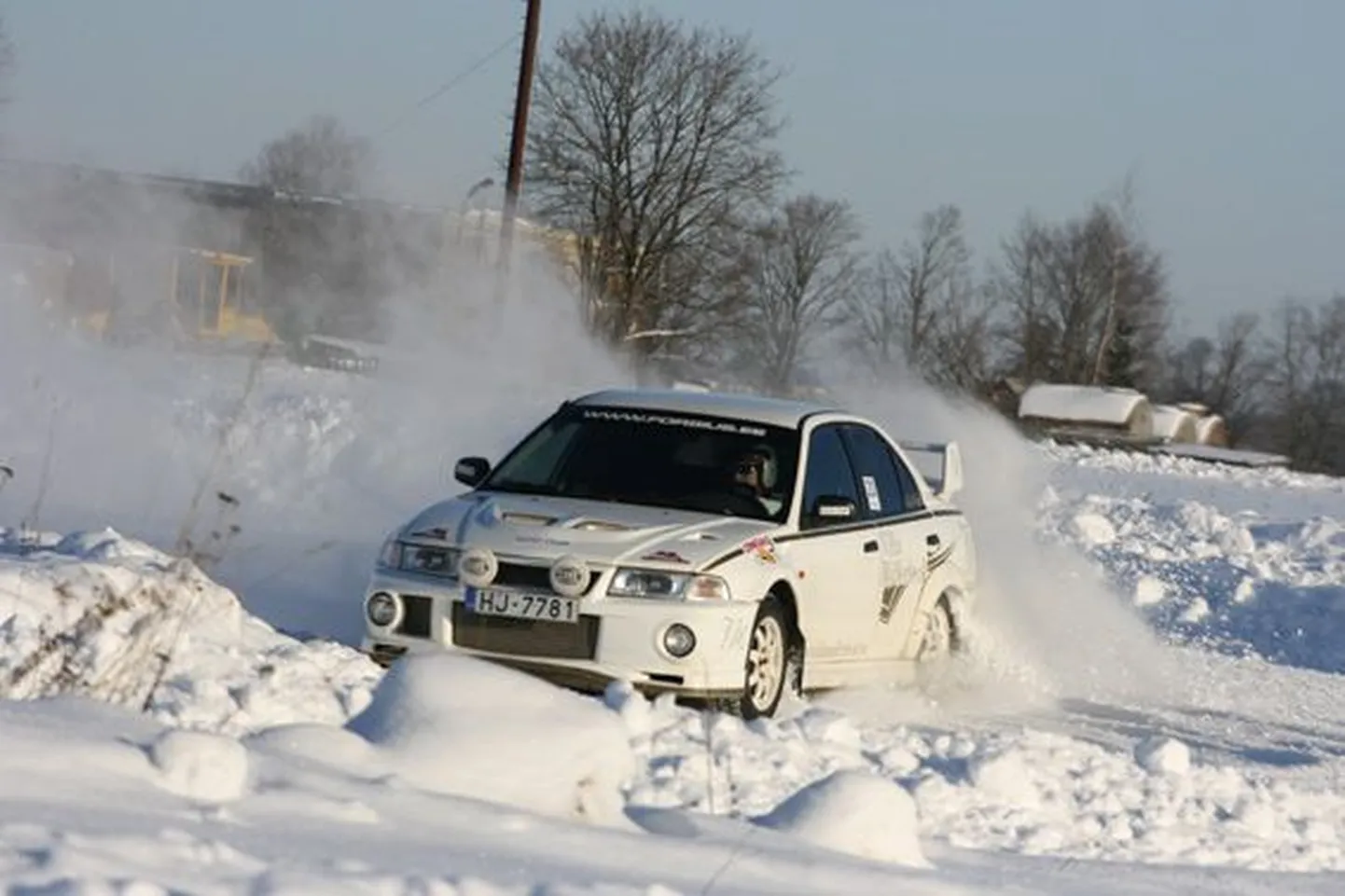 Simuna lumerajal kihutab rahvasprindi Virumaa karikasarja avaetapi absoluutne võitja ning neljaveoliste võistlusklassi parim mees Aiko Aigro (Mitsubishi Lancer Evo 6 ).