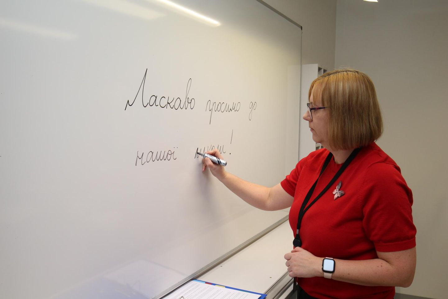 Paide Hillar Hanssoo põhikoolis õpib ka praegu Ukraina lapsi, nii läheb direktor Kersti Kivisool ukrainakeelse tervituse kirjutamine libedalt.