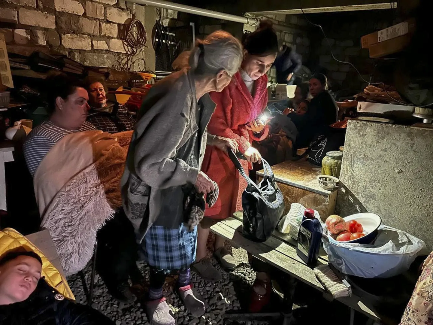 Xankəndi elanikud varjumas Aserbaidžaani mürsurünnakute eest.