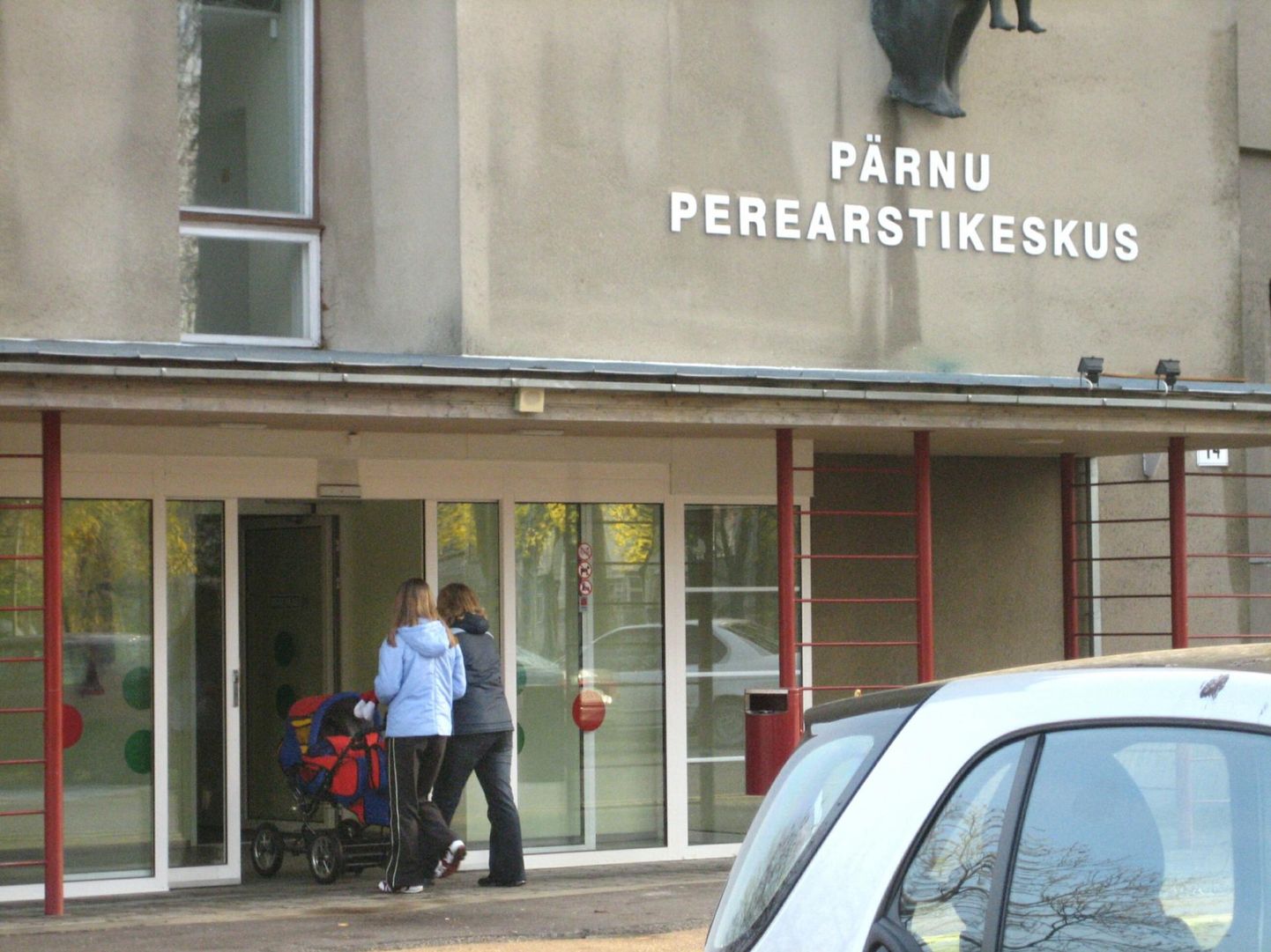 Kuigi praeguse hoone seinal ilutseb Pärnu perearstikeskuse nimi, on see tegelikult kesklinna tervise­keskus, kus töötavad töötervishoiuarstid, radioloogid, eraarstid ja ortopeedidki.