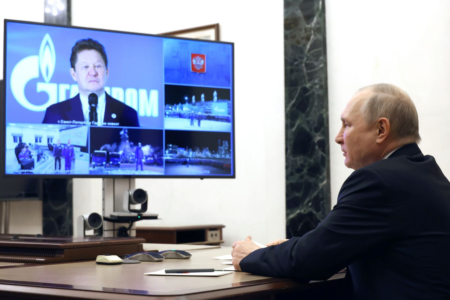 Владимир Путин слушает отчет гендиректора «Газпром» Алексея Миллера.