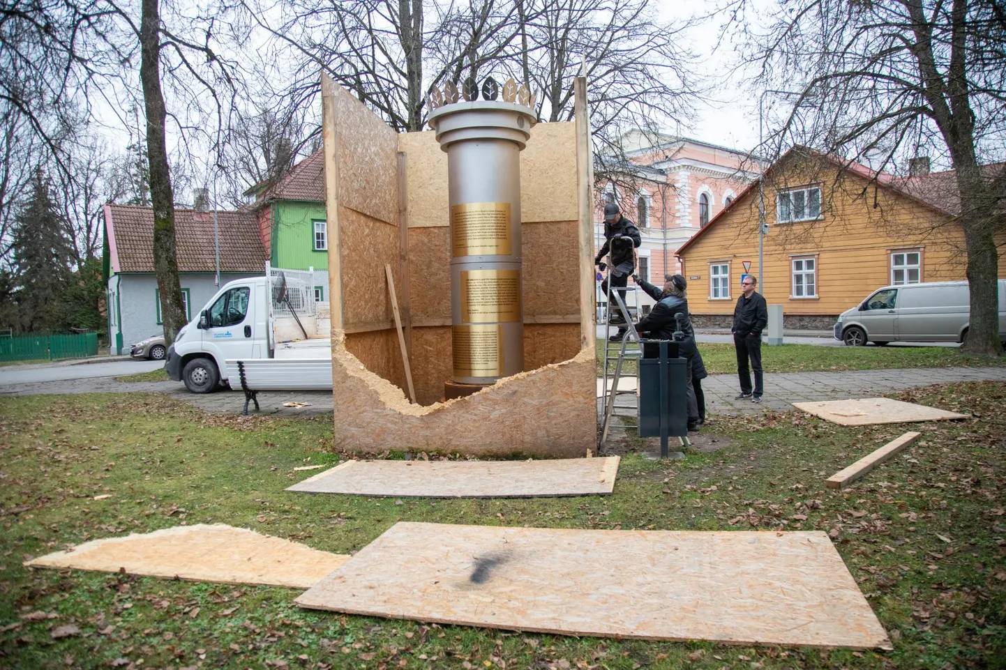 Jaak Joala mälestussammast ümbritsev saepuruplaatidest kast lõhuti ööl vastu laupäeva.