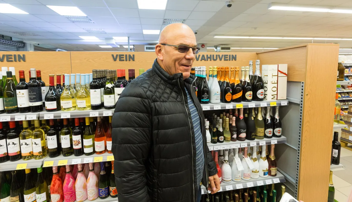 Oleg Gross omanimelise jaeketi Viljandi kaupluses.