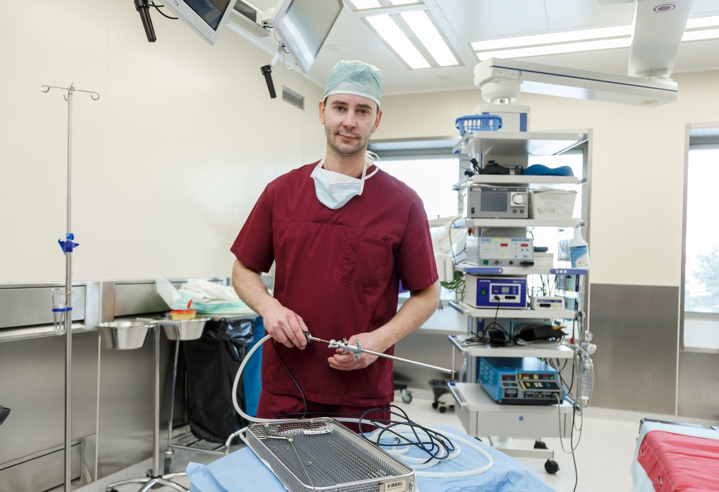 Uroloog Margus Krabi demonstreerib operatsioonitoas erinevaid instrumente, mida neerukivi eemaldamise operatsioonil vaja läheb.