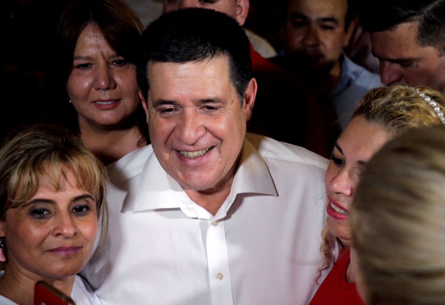 Paraguay ekspresident Horacio Manuel Cartes toetajatega oma kodus 2019. aasta novembris.